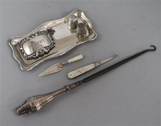 A miniature silver tray, 2 silver thimbles, sherry label etc (7)